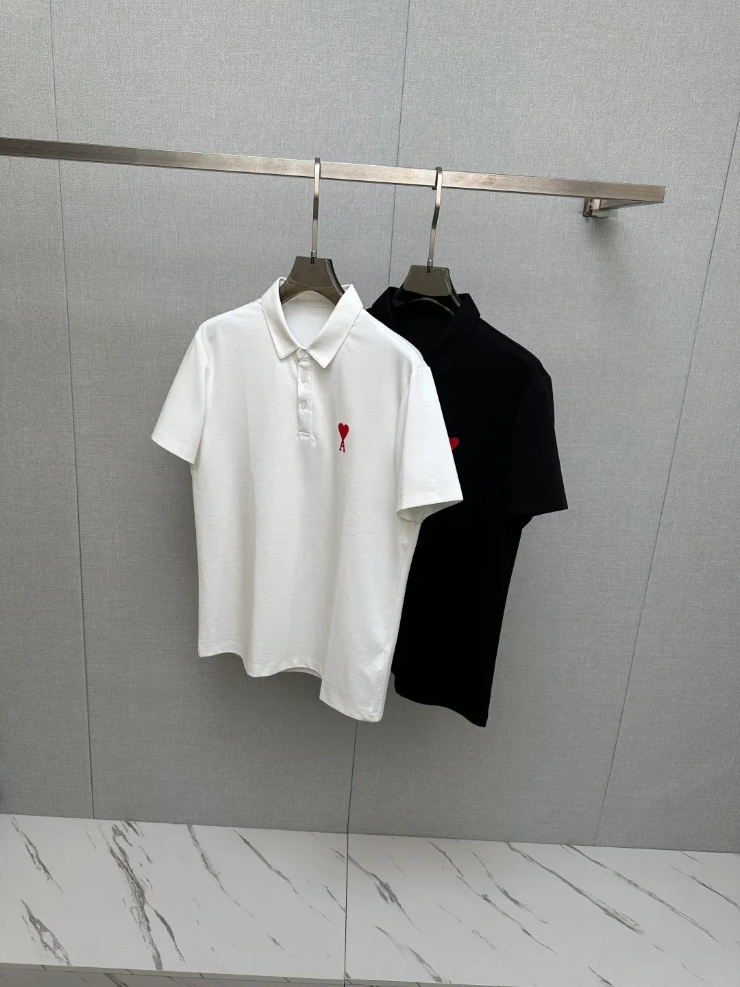 The 2026 spring and summer New Arrival debuts at the counter and is the latest New Arrival lapel short-sleeve, refreshing and breathable. Premium customized design, avant-garde and fashionable! The brand logo is designed with heavy craftsmanship. It feels soft. It is comfortable to wear. It has exquisite counter-level stitching. It has fine workmanship. The upper body effect is incomparably handsome! A must-have item for a stylish man! Sizes:M-3XL